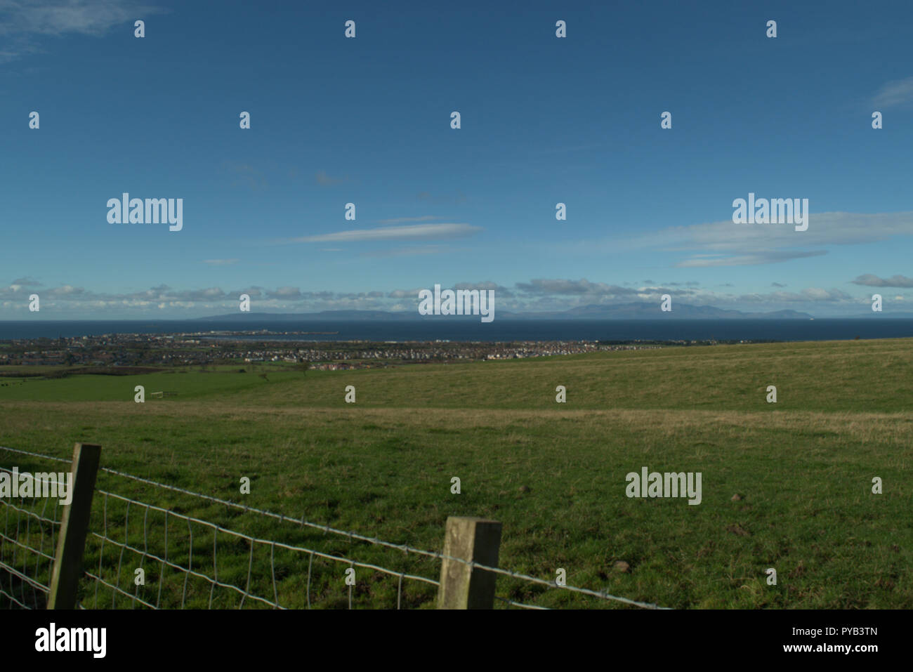 Arran visto attraverso il Firth of Clyde Foto Stock