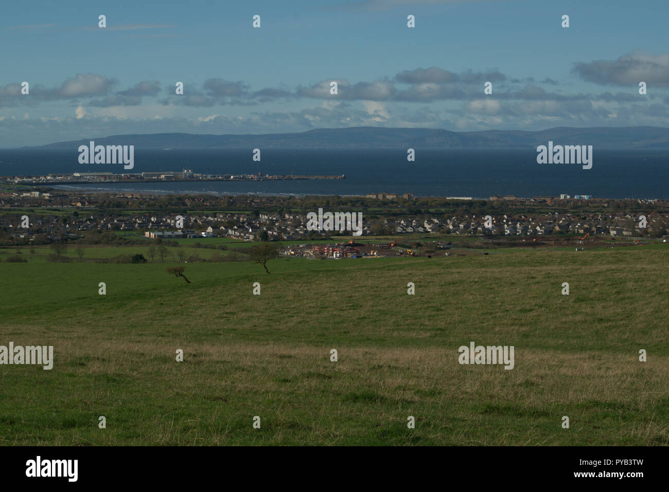 Arran visto attraverso il Firth of Clyde Foto Stock