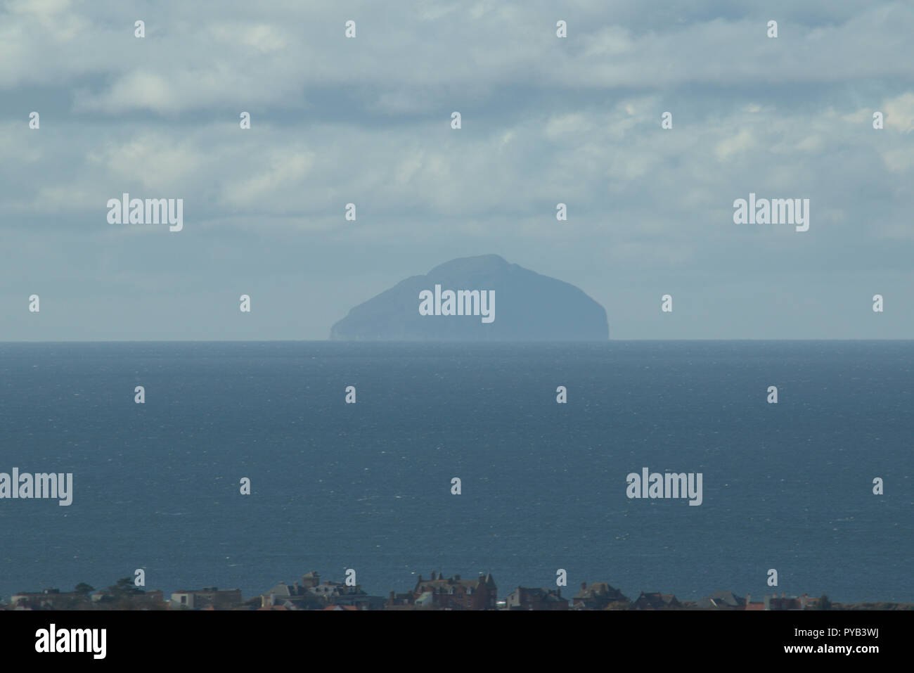 Vista di Ailsa Craig attraverso il Firth of Clyde Foto Stock