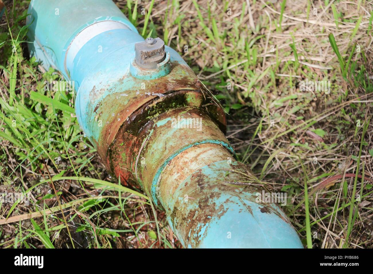Valvola acqua rotto il tubo idraulico e la perdita a attendere la  riparazione idraulico Foto stock - Alamy