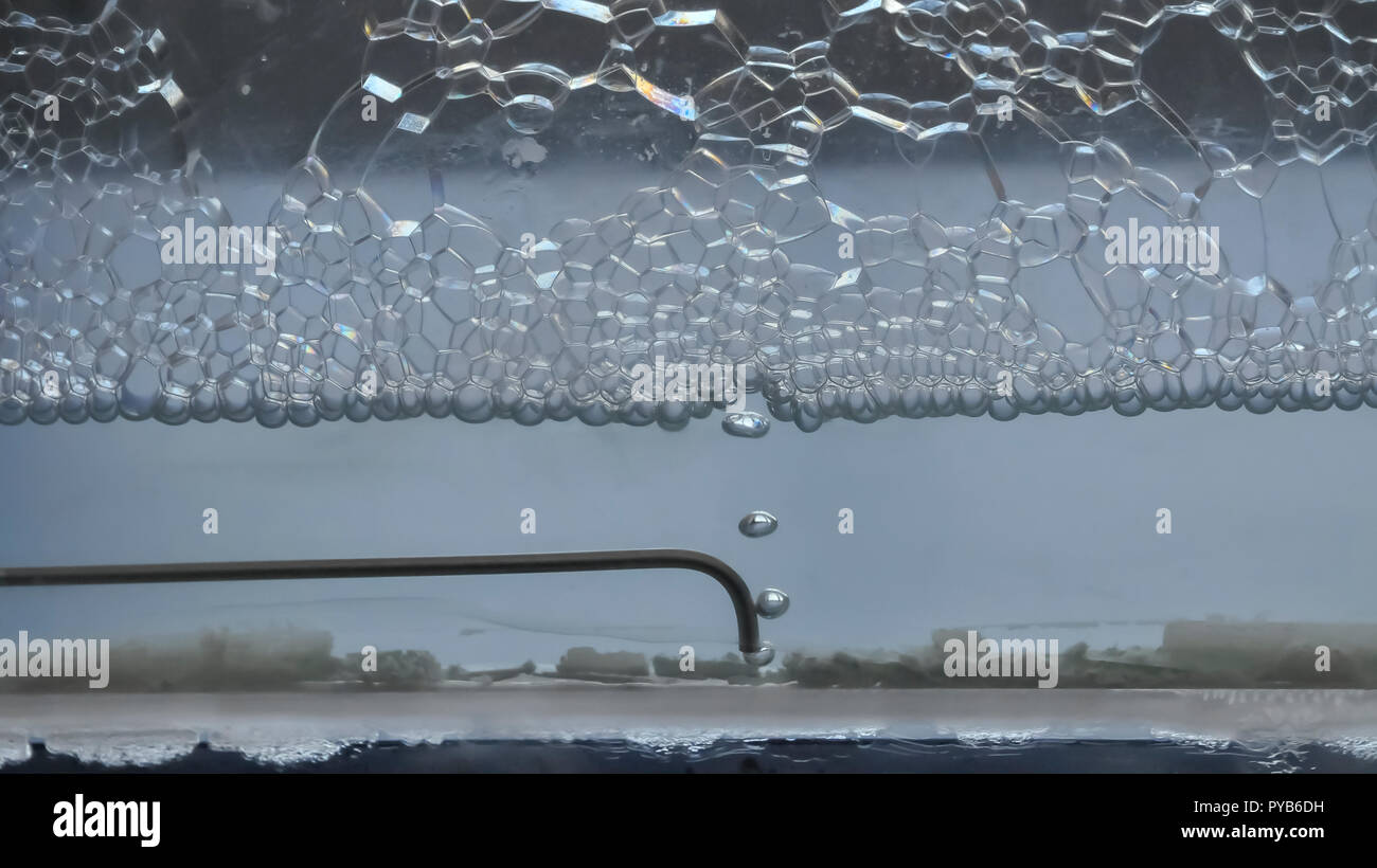 Bolle di sapone formando in un contenitore sigillato Foto Stock