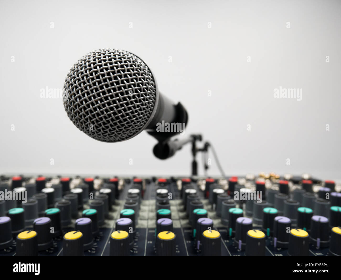 Argento microfono su scheda mixer in studio Foto Stock