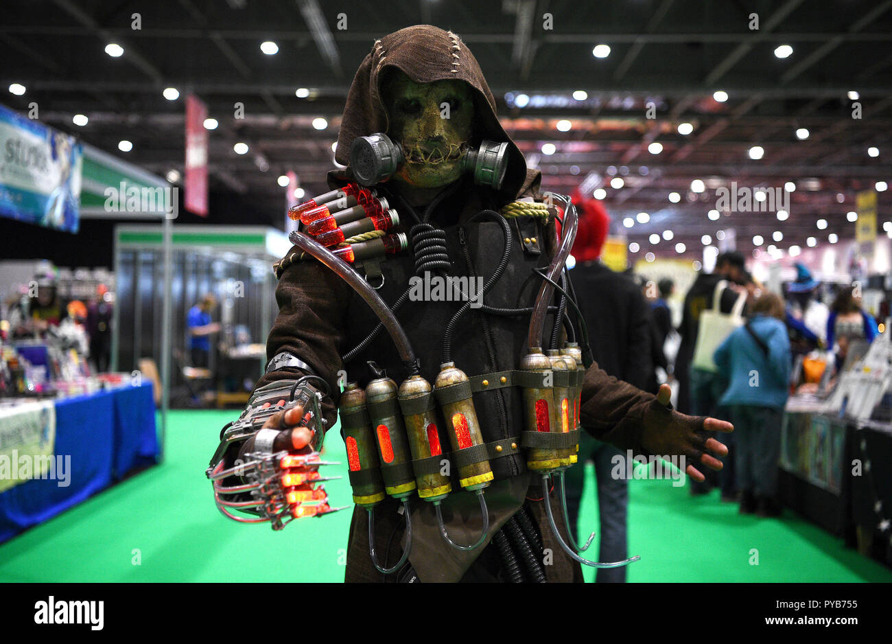 Un cosplayer al London Comic Con presso l'ExCel di Londra. Foto Stock