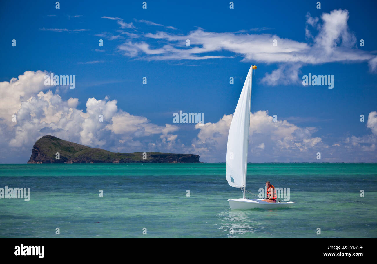 Principiante sailboating nella laguna, costa nord di Mauritius. Foto Stock