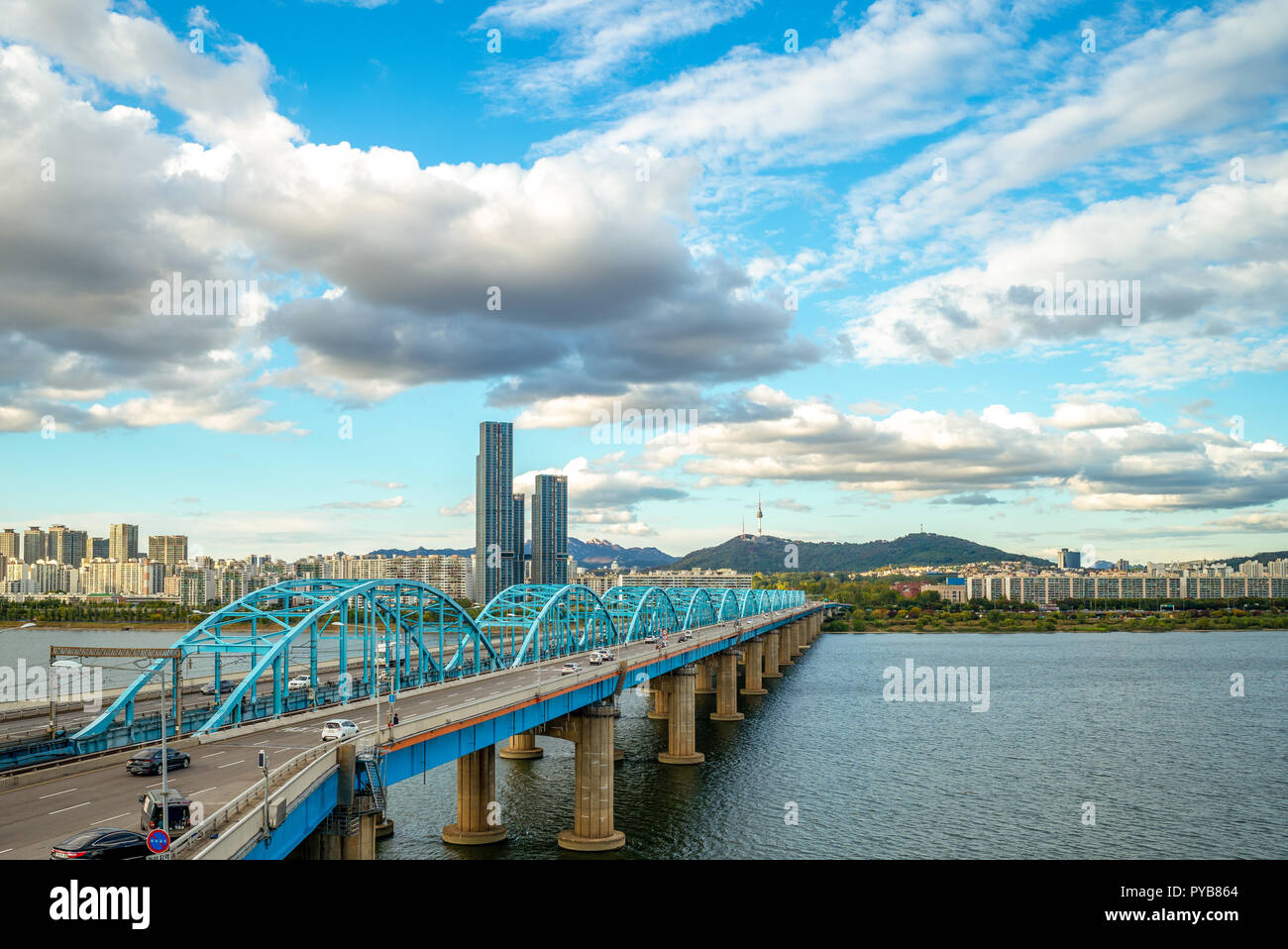 Torre di Seoul e ponte dongjak a Seoul, Corea del Sud Foto Stock