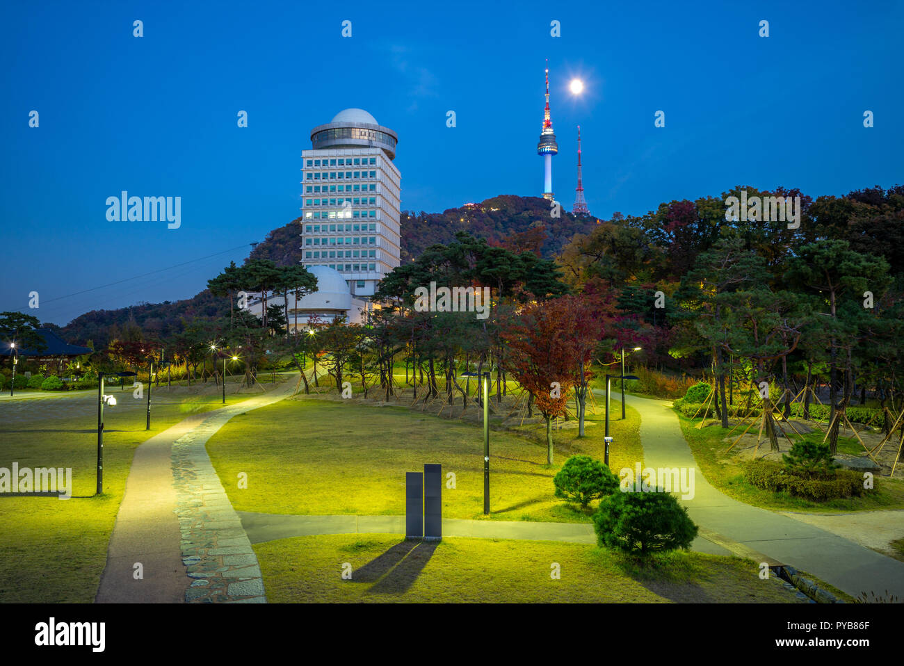 Vista notturna di Namsan torre di Seoul a Seoul, Corea del Sud Foto Stock