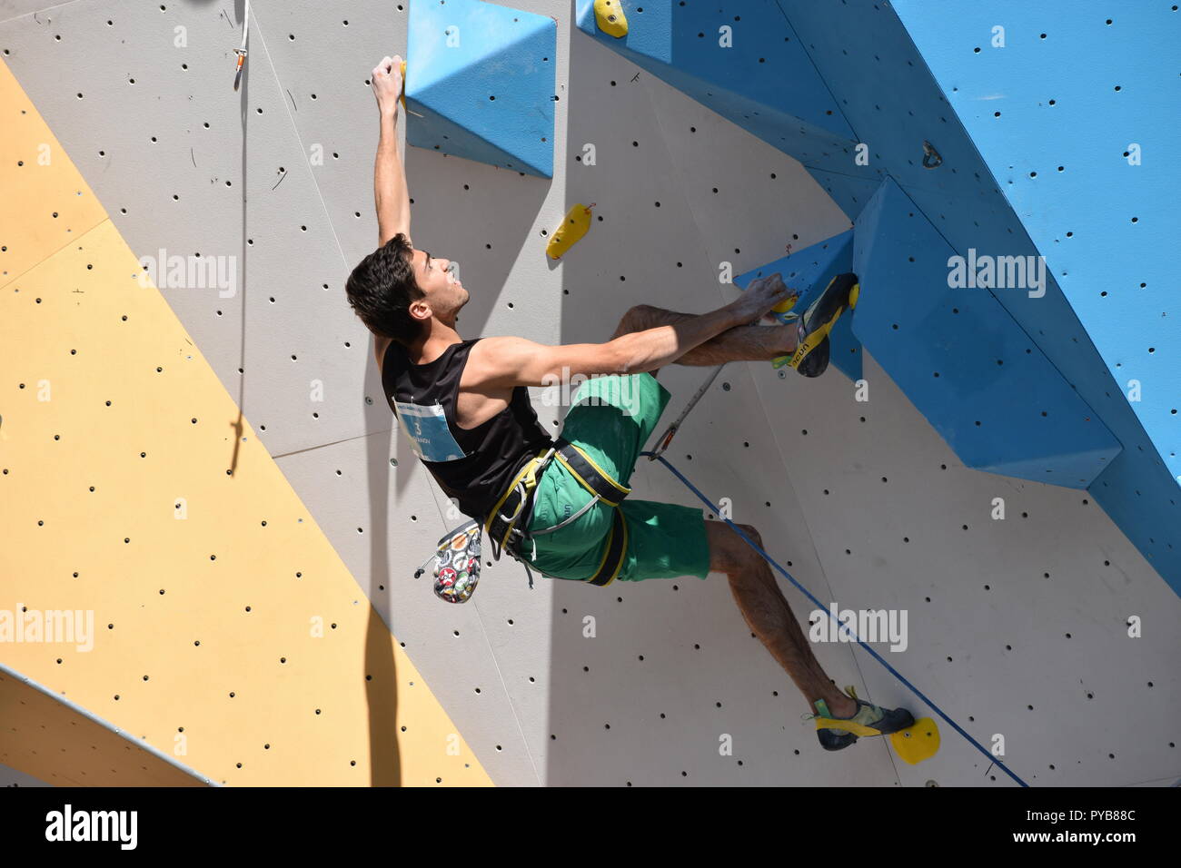 Scalatore bulgaro Petar Ivanov a Buenos Aires 2018 Olimpiadi della Gioventù sport arrampicata contest salire la parete di piombo Foto Stock