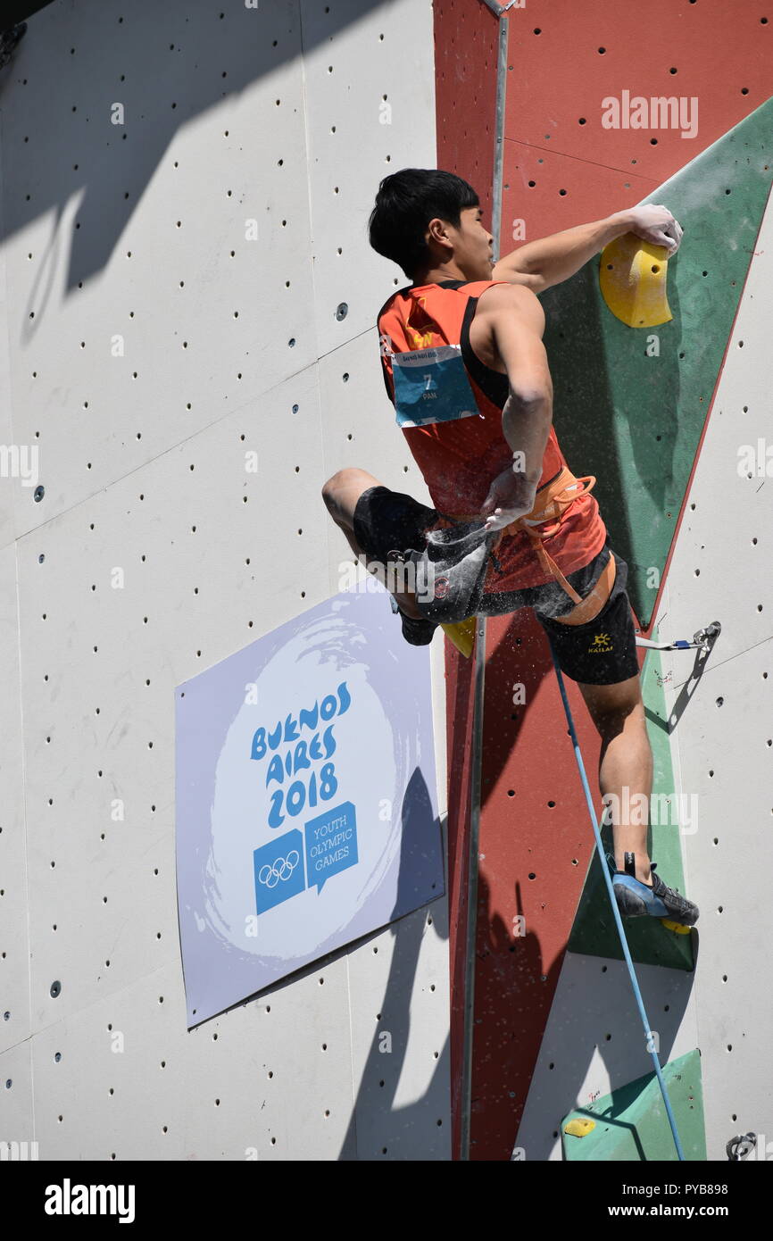 Scalatore cinese Pan Yufei a Buenos Aires 2018 Olimpiadi della Gioventù sport arrampicata contest climbing la parete di piombo Foto Stock