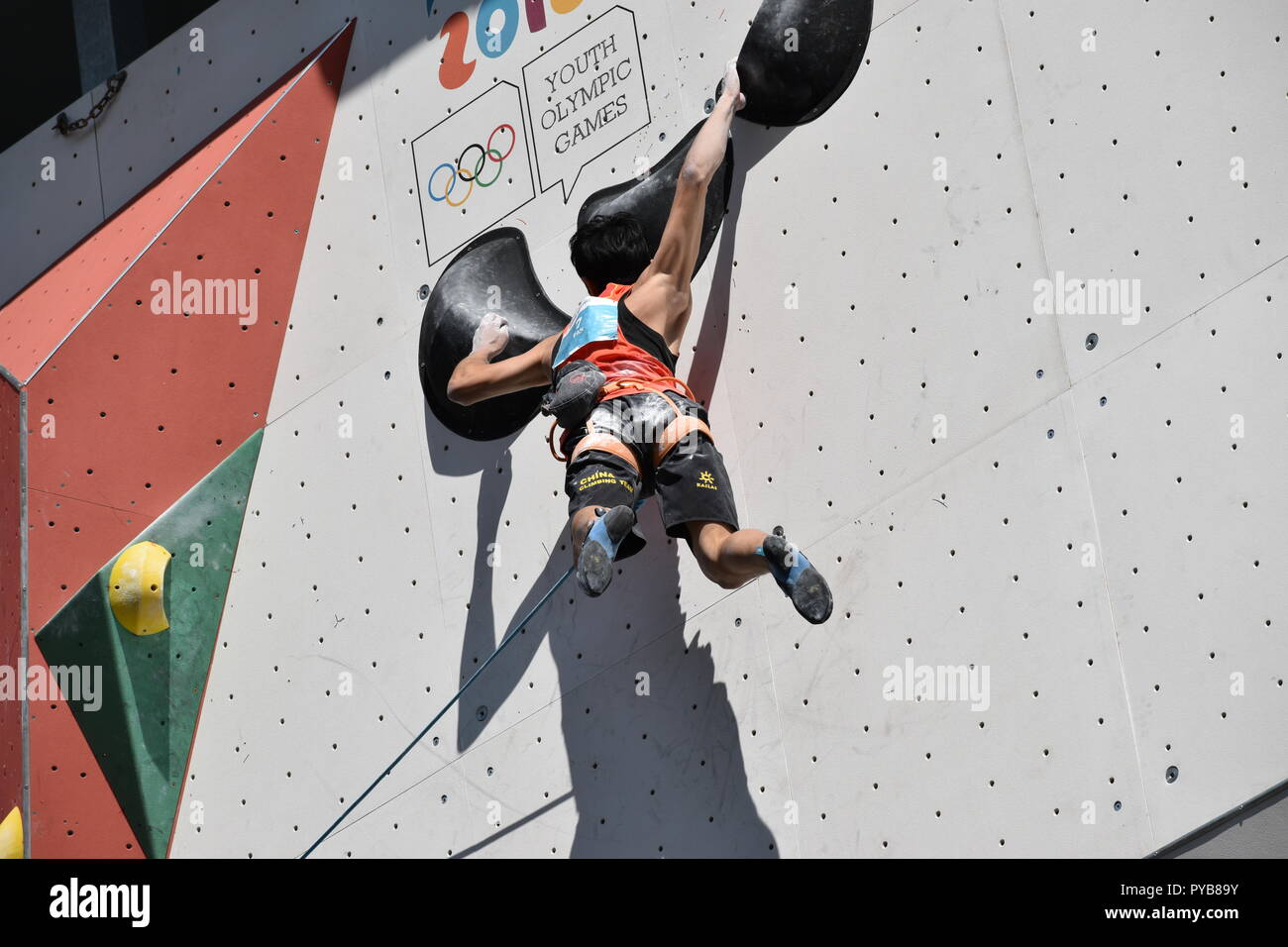 Scalatore cinese Pan Yufei a Buenos Aires 2018 Olimpiadi della Gioventù sport arrampicata contest climbing la parete di piombo Foto Stock