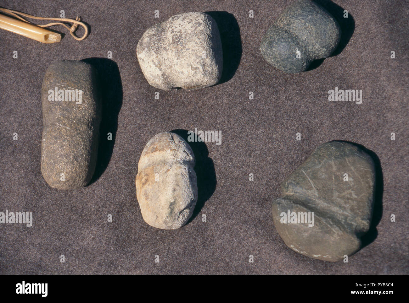 Nativi americani gli strumenti in pietra, storia vivente display a Lewis & Clark's Fort Mandan, North Dakota. Fotografia Foto Stock