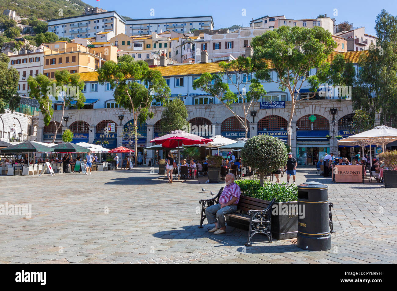 I ristoranti e i turisti in Grand Casemates Square, Gibilterra Foto Stock