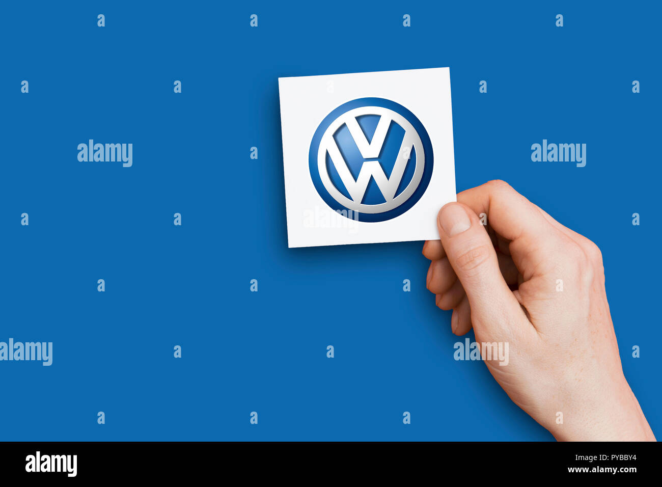LONDON, Regno Unito - 26 Ottobre 2018: la mano che regge un logo volkswagen. Volkswagen è un produttore di automobili. Foto Stock