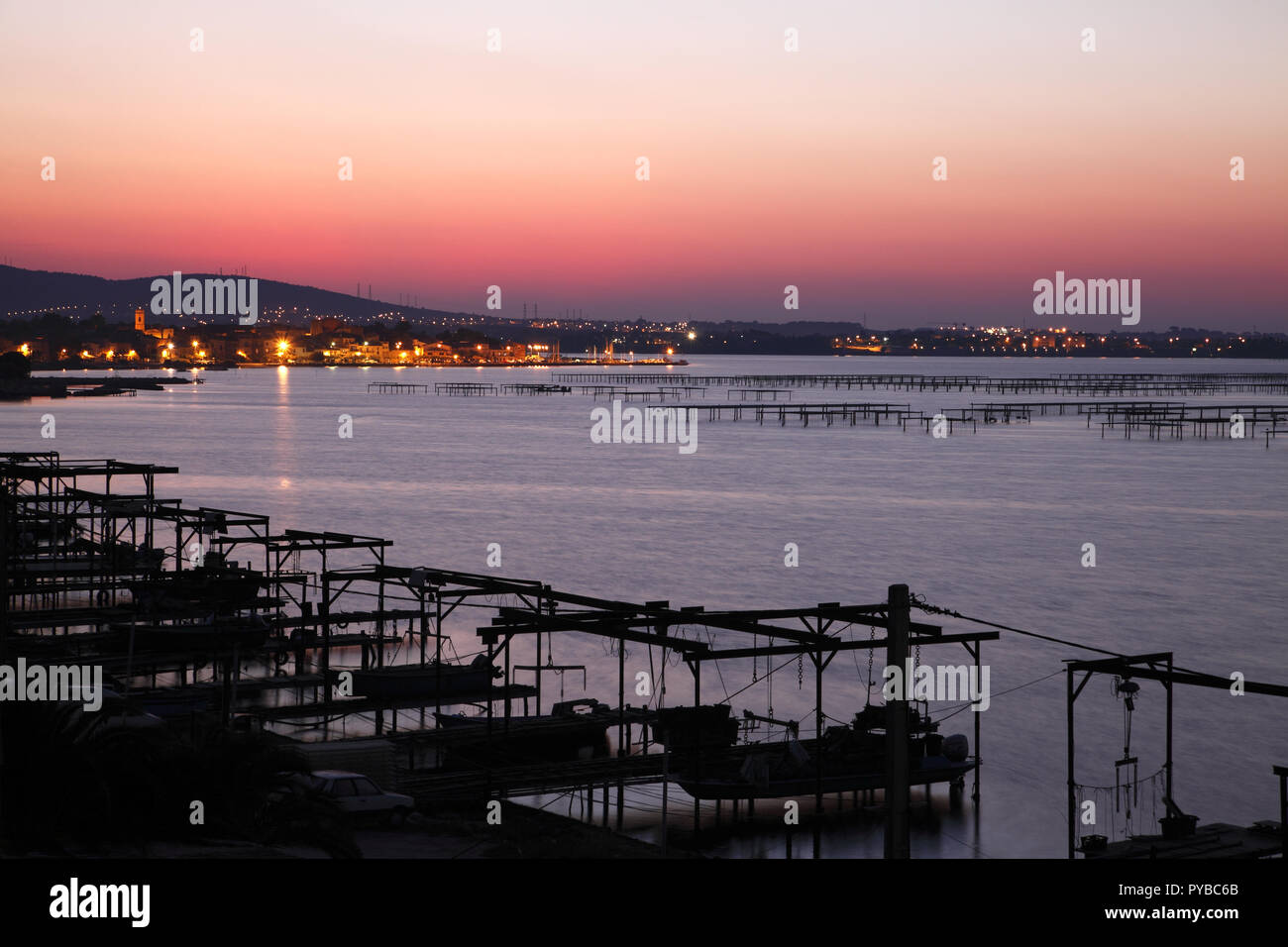 Sunrise sullo stagno di Thau in Bouzigues, Occitanie, Francia Foto Stock