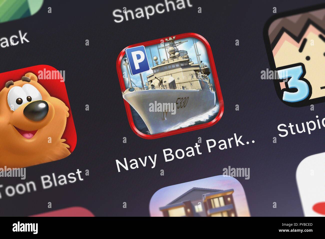 London, Regno Unito - 26 Ottobre 2018: La Marina Parcheggio barca simulatore di gioco - vero e proprio esercito di vela prova di guida eseguire Parco giochi Sim mobile app da Pl Foto Stock