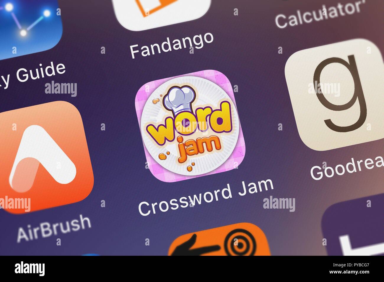 London, Regno Unito - 26 Ottobre 2018: Close-up shot del cruciverba Jam: Divertente gioco cervello mobile app da giochi PlaySimple Pte Ltd. Foto Stock