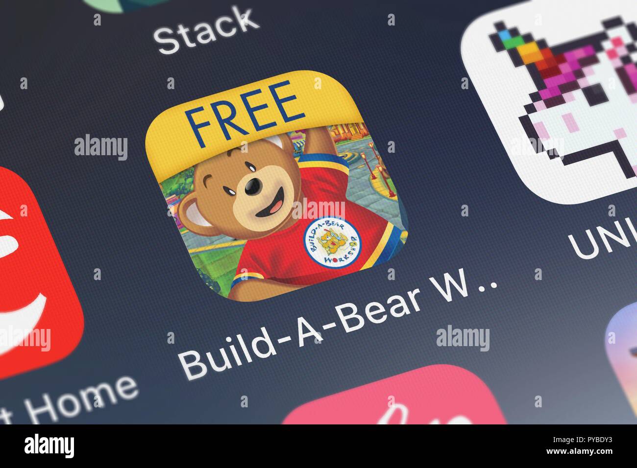 London, Regno Unito - 26 Ottobre 2018: screenshot di 505 giochi (US) Inc.'s mobile app Build-un-Bear Workshop: Bear Valley™ FREE. Foto Stock