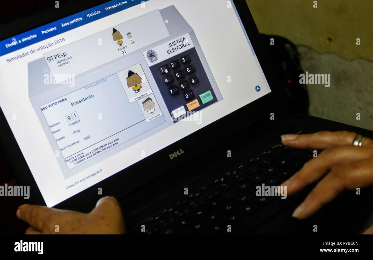 SÃO PAULO, SP - 26.10.2018: SIMULADOR DE VOTAÇÃO 2018 - La base elettorale corte superiore (TSE) è disponibile sul suo sito web un simulatore di votare in un virtuale scrutinio elettronico per l'elettore di addestrare il suo voto, prima delle votazioni per il secondo round che sarà la prossima Domenica (28). (Foto: Aloisio Mauricio/Fotoarena) Foto Stock