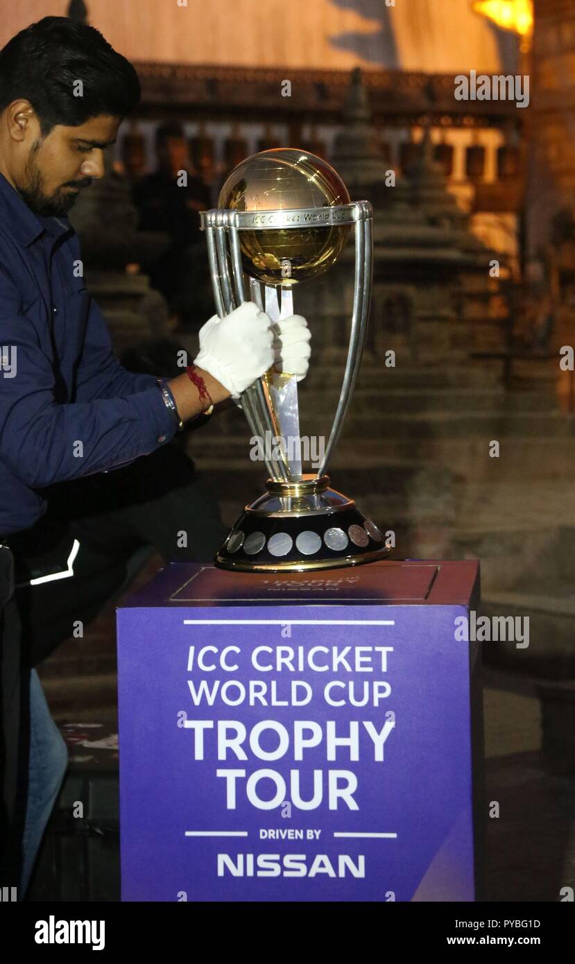 Kathmandu, Nepal. 26 ott 2018. Un funzionario mette il(ICC International Cricket consiglio) World Cup come esso è arrivato per la ICC Cricket World Cup Trophy Tour a Swaymbhu a Kathmandu, Nepal, 26 ottobre, 2018. Credito: Sunil Sharma/Xinhua/Alamy Live News Foto Stock