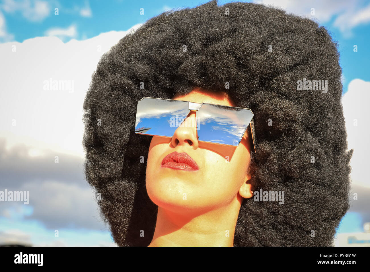 ExCel, London, 26 ott 2018. Una giovane donna vestita come Garnet da serie animate tv Steven universo ha divertimento in posa. MCM Comic Con ancora una volta attrae migliaia di cosplayers, fumetti e film tifosi, molti in costumi e vestiti come i loro personaggi preferiti. Credito: Imageplotter News e sport/Alamy Live News Foto Stock