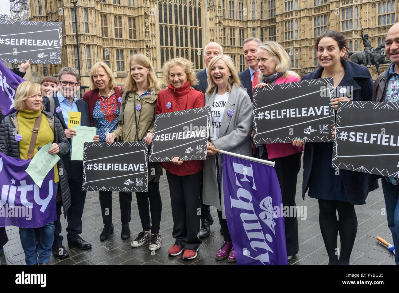 Londra, Regno Unito. Il 26 ottobre 2018. Un photocall al di fuori del Parlamento segna la seconda lettura di Tracy Brabin MP #SelfieLeave conto in seguito che darebbe a lavoratori autonomi i genitori accesso condiviso per il congedo parentale e il pagamento è stato sostenuto dai membri di equità, UK musica, i produttori musicali Guild e i musicisti Unione. Attualmente le donne sono costrette ad essere il caregiver principale, indipendentemente dalle circostanze e i padri sono negato qualsiasi congedi pagati per occuparsi dei propri figli, rinforzo vecchi stereotipi e provocando una sollecitazione per migliaia di famiglie. Credito: Peter Marshall / Alamy Live News Foto Stock