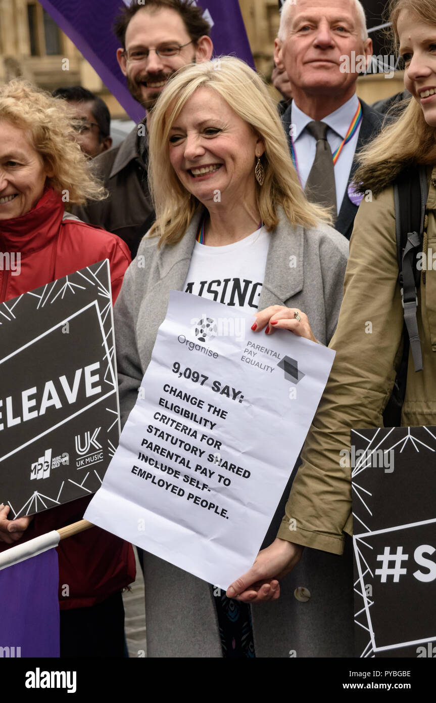 Londra, Regno Unito. Il 26 ottobre 2018. Un photocall al di fuori del Parlamento segna la seconda lettura di Tracy Brabin MP #SelfieLeave conto in seguito che darebbe a lavoratori autonomi i genitori accesso condiviso per il congedo parentale e il pagamento è stato sostenuto dai membri di equità, UK musica, i produttori musicali Guild e i musicisti Unione. Attualmente le donne sono costrette ad essere il caregiver principale, indipendentemente dalle circostanze e i padri sono negato qualsiasi congedi pagati per occuparsi dei propri figli, rinforzo vecchi stereotipi e provocando una sollecitazione per migliaia di famiglie. Credito: Peter Marshall / Alamy Live News Foto Stock