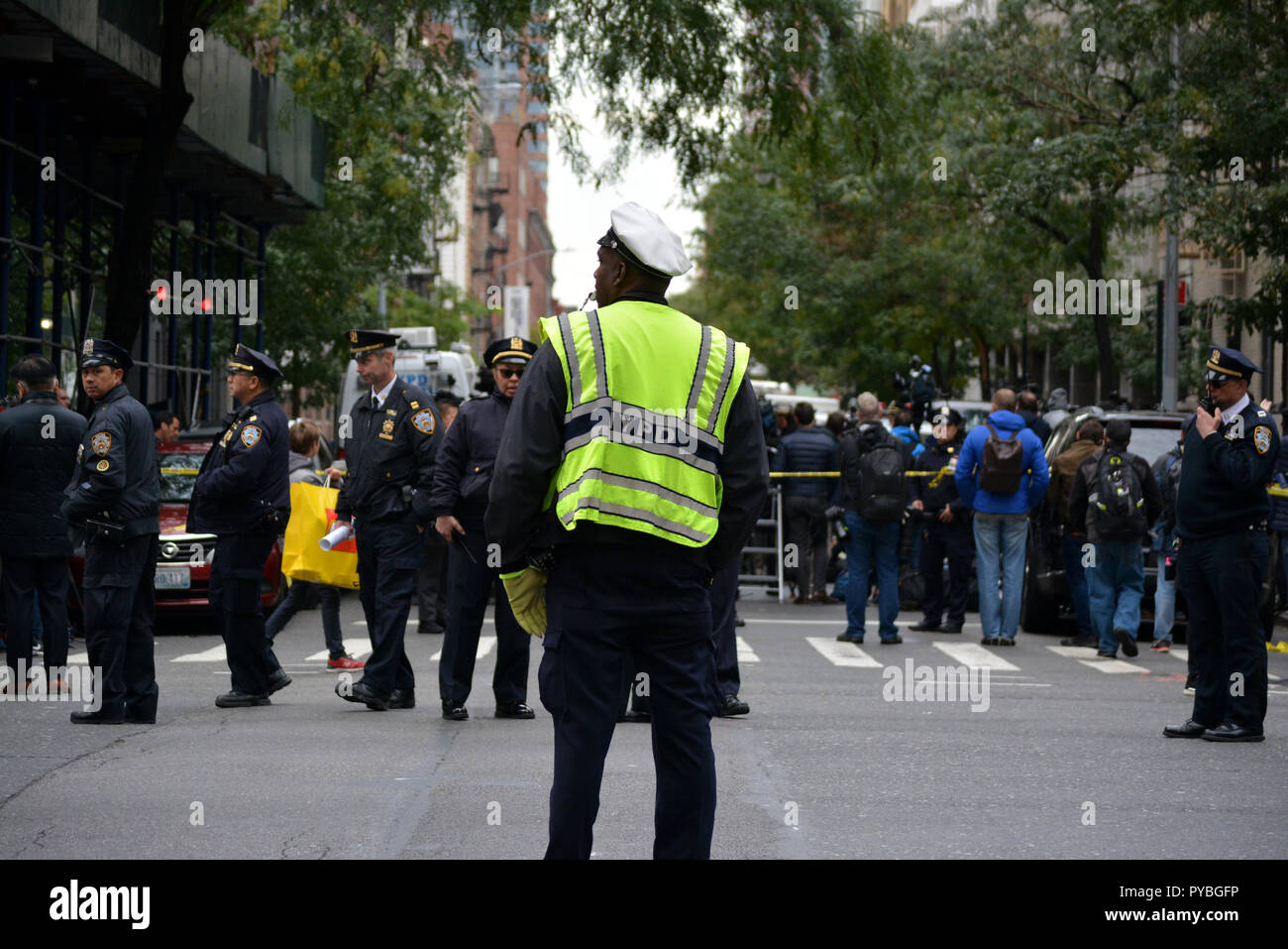 Manhattan, STATI UNITI D'AMERICA. 25 ott 2018. Funzionari di rispondere ad un pacchetto sospetto presso un ufficio postale in Midtown Manhattan. Credito: Christopher Penler/Alamy Live News Foto Stock