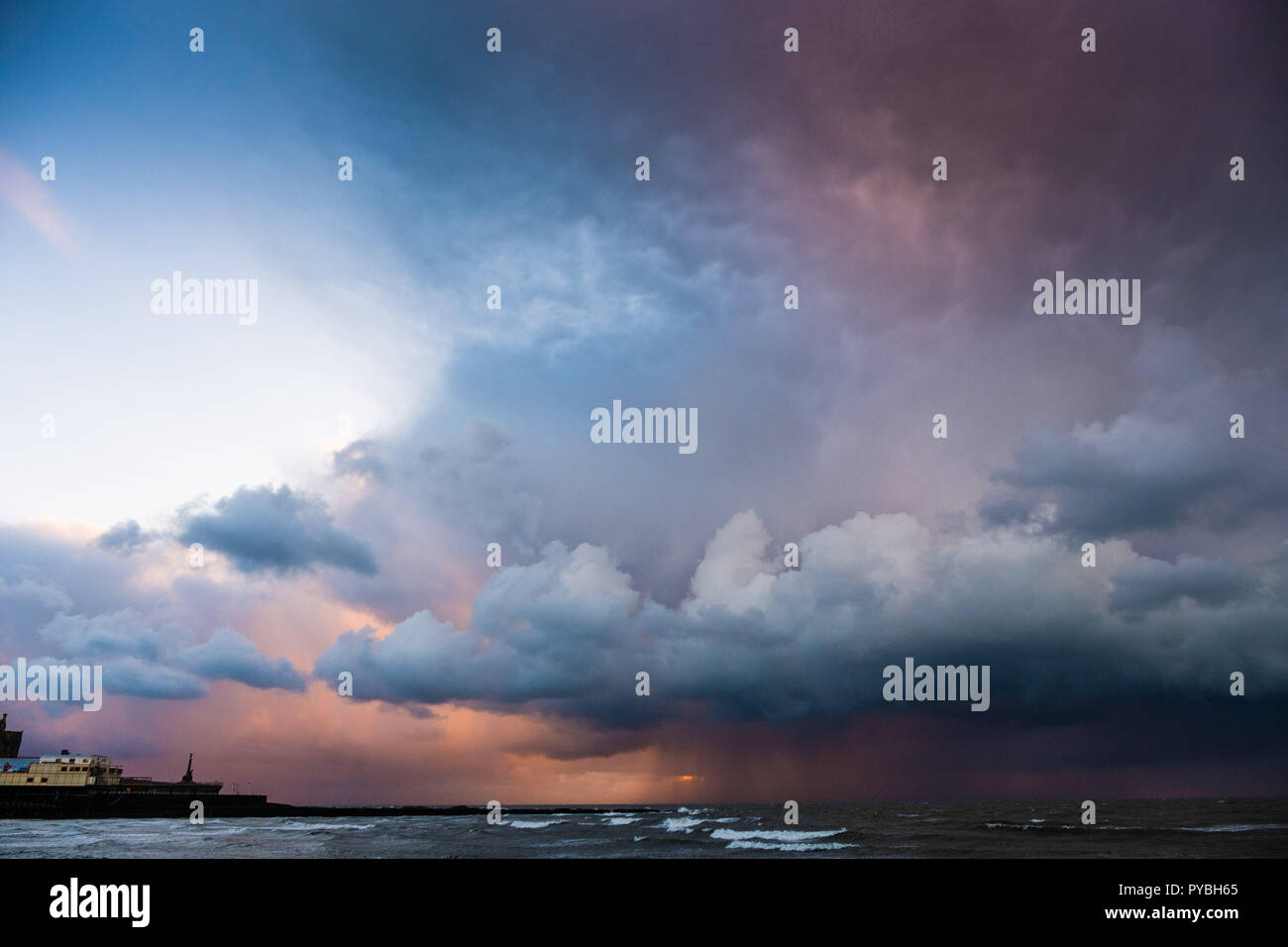 Aberystwyth Wales UK, 26/10/2018 UK Meteo: Al tramonto, Scuri drammatici aria di tempesta broodingly su Cardigan Bay off Aberystwyth, minacciano pioggia e grandine docce al termine di una giornata di bitingly freddi venti del nord portando il primo assaggio di inverno di gran parte del Regno Unito. Photo credit Keith Morris/Alamy Live News Foto Stock