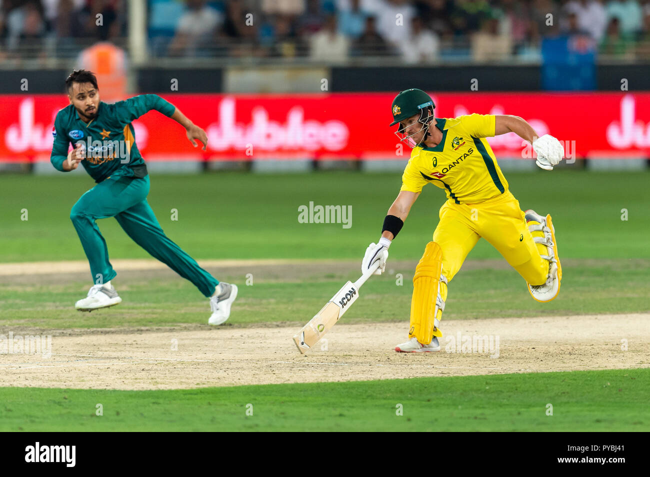 Dubai, EAU. 26 ott 2018. D'Arcy a corto di Australia fa la sua terra durante la seconda T20 International tra il Pakistan e l'Australia a Dubai International Stadium, Dubai, UAE il 26 ottobre 2018. Foto di concedere l'inverno. Credit: UK Sports Pics Ltd/Alamy Live News Foto Stock