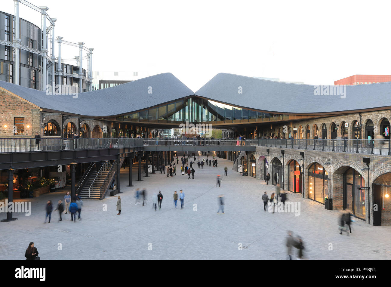 Kings Cross, London, Regno Unito. 26 ott 2018. Persone che guardano intorno al nuovo Cantiere di Carbone scende a Kings Cross, il primo giorno di apertura. Il patrimonio industriale si combinano con architettura moderna per dare un fantastico shopping e stile di vita l'esperienza. Credito: Monica pozzetti/Alamy Live News Foto Stock