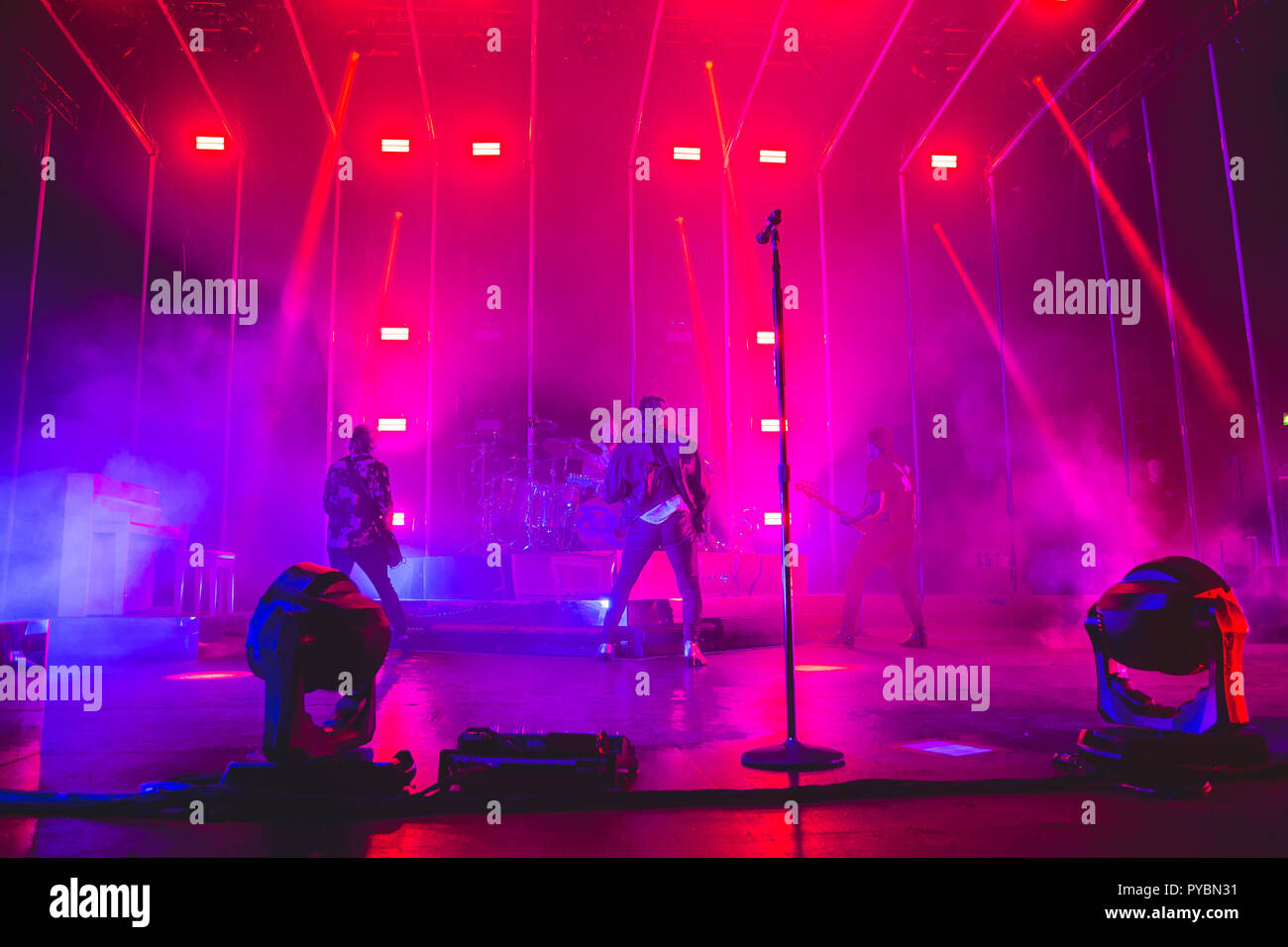 Manchester, Regno Unito. Il 26 ottobre 2018. Luca Hemming, Michael Clifford, Callum cofano e Ashton Irwin australiano del pop-rock band, 5 secondi di estate, eseguire al Manchester Apollo sulla loro 2019 UK tour Credito: Myles Wright/ZUMA filo/Alamy Live News Foto Stock