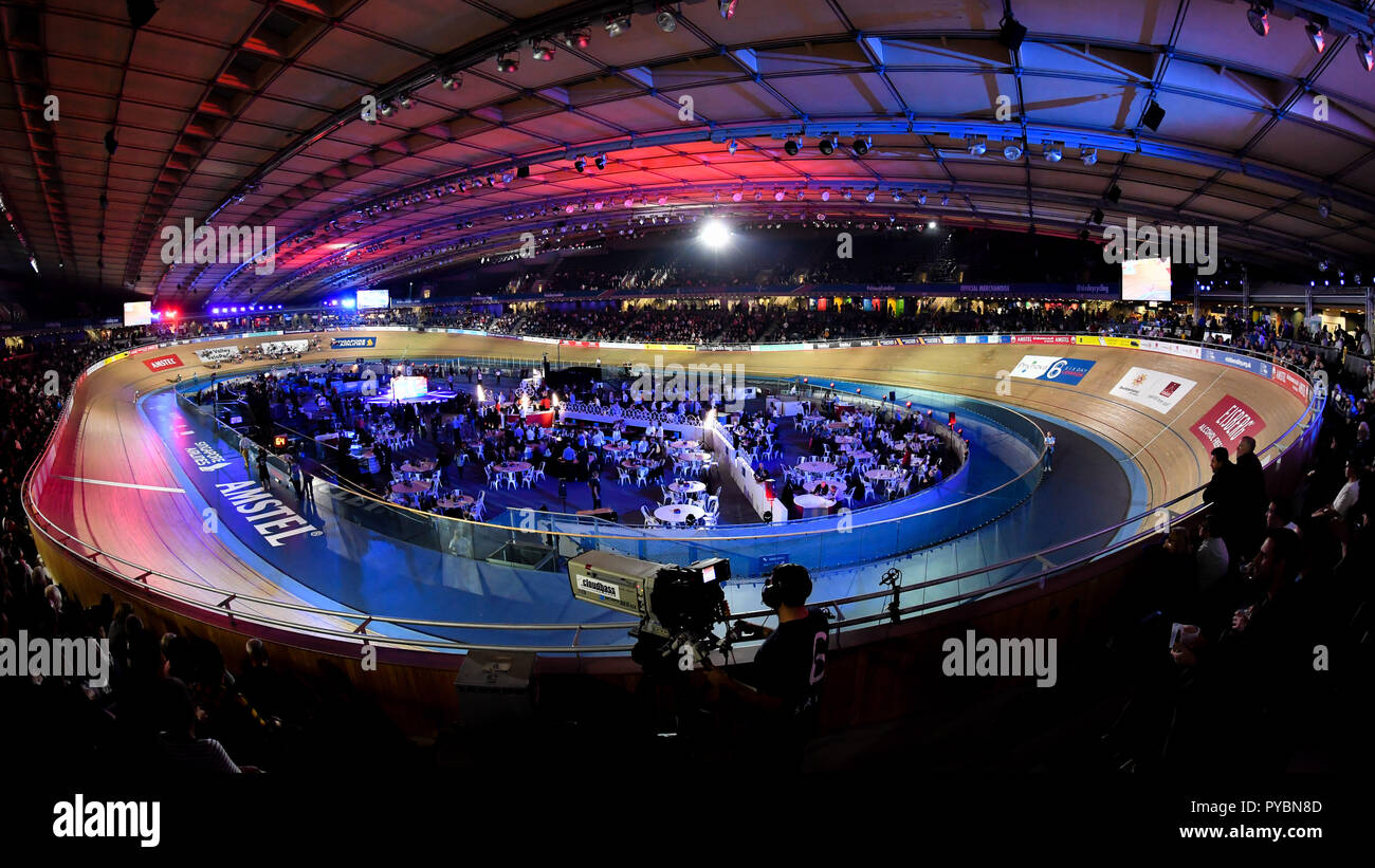 Londra, Regno Unito. 26 ott 2018. Panoramica di Sony Xperia Elite Donna 20km Gara a punti UCI Omnium nel corso di Sei Giorni per Londra 2018 a Lee Valley Velopark, Queen Elizabeth Olympic Park il Venerdì, 26 ottobre 2018. Londra Inghilterra. (Solo uso editoriale, è richiesta una licenza per uso commerciale. Nessun uso in scommesse, giochi o un singolo giocatore/club/league pubblicazioni.) Credito: Taka Wu/Alamy Live News Foto Stock