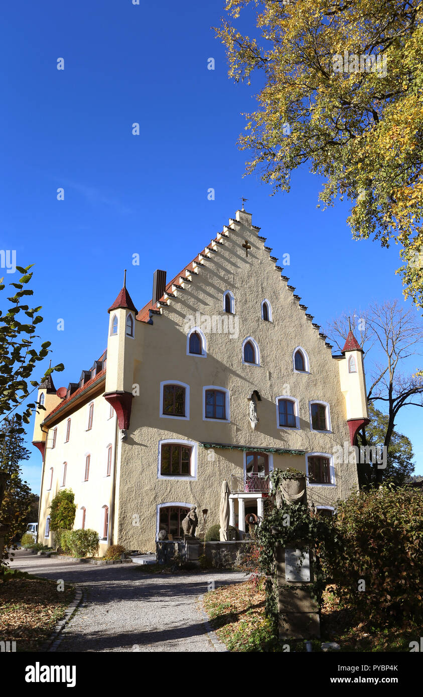 Hopferau, Germania. 26 ott 2018. 26 ottobre 2018, Germania, Hopferau Hopferau: Castello, dove una mostra sul computer pioneer Konrad Zuse può essere visto. Nato a Berlino, Zuse fuggiti in Algovia orientale nel 1945 e ha lavorato sul suo computer. (A dpa " quando il computer la storia è stata scritta nel magazzino di farina in Algovia' dal 27.10.2018) Credito: Karl-Josef Hildenbrand/dpa/Alamy Live News Foto Stock