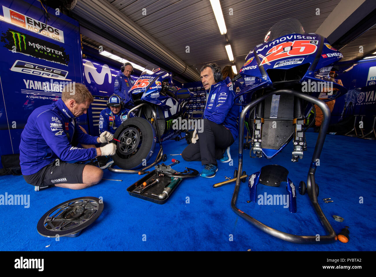 Melbourne, Australia. 27 ottobre, 2018. Circuito australiano di Phillip Island. Libere 3. Il Team Movistar Yamaha MotoGP meccanica pronto MAVERICK VINALES's bike prima dell' inizio delle prove libere 3. Credito: Russell Hunter/Alamy Live News Foto Stock