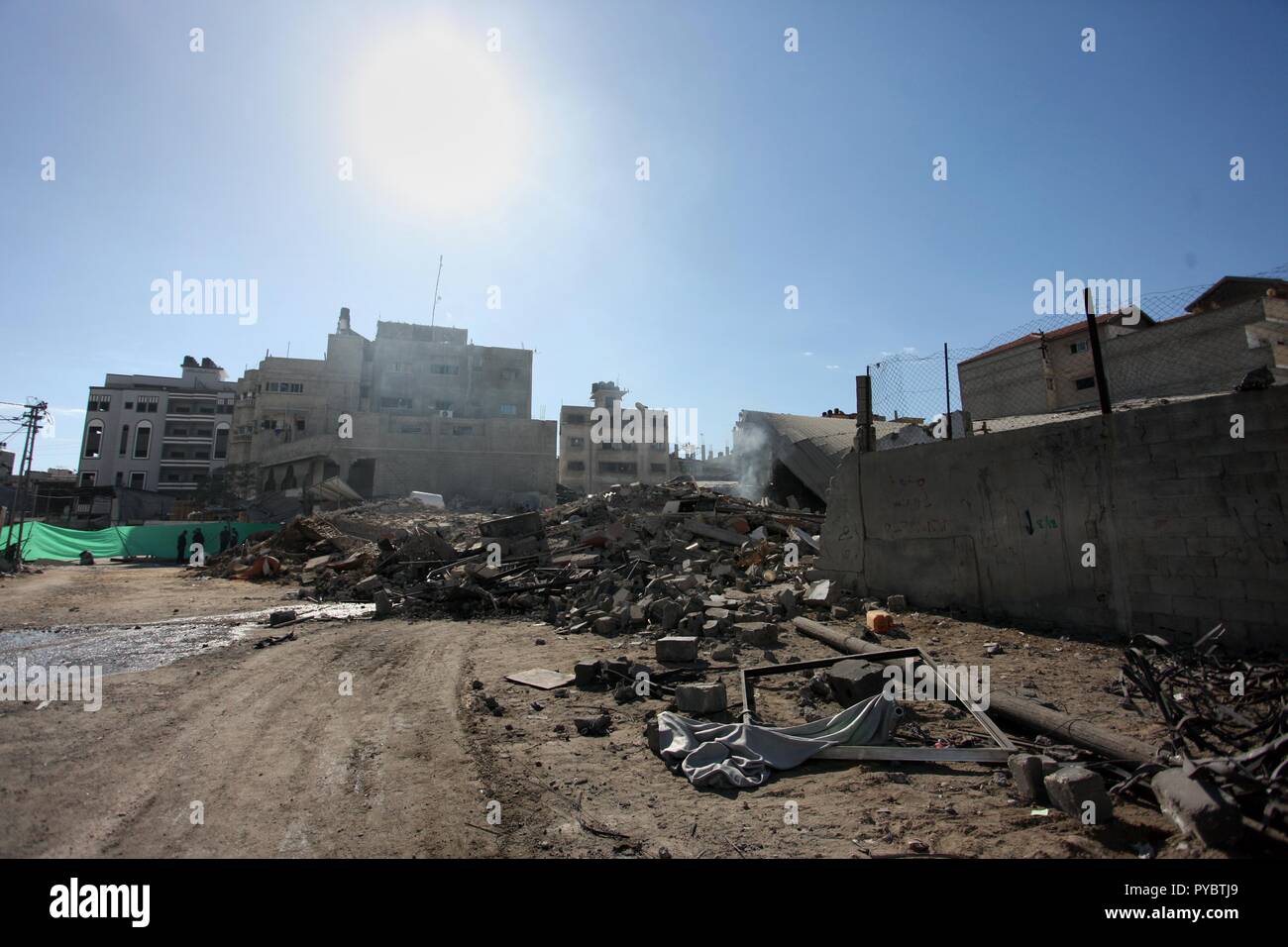 La città di Gaza, Striscia di Gaza, Territori palestinesi. 27 ott 2018. Una foto scattata in ottobre 27, 2018 mostra le macerie di un edificio a seguito di un attacco aereo israeliano su Gaza City il 27 ottobre 2018. Una raffica di razzi da Gaza ha colpito Israele durante la notte, l'esercito israeliano ha detto il 27 ottobre con Israele rispondendo con decine di scioperi in un flareup che potrebbe compromettere gli sforzi di tregua. Il razzo fuoco ha cominciato tardi il giorno prima, appena poche ore dopo cinque palestinesi sono stati uccisi durante il rinnovato scontri di confine Gaza-Israeli Credito: Mahmoud Ajjour APA/images/ZUMA filo/Alamy Live News Foto Stock