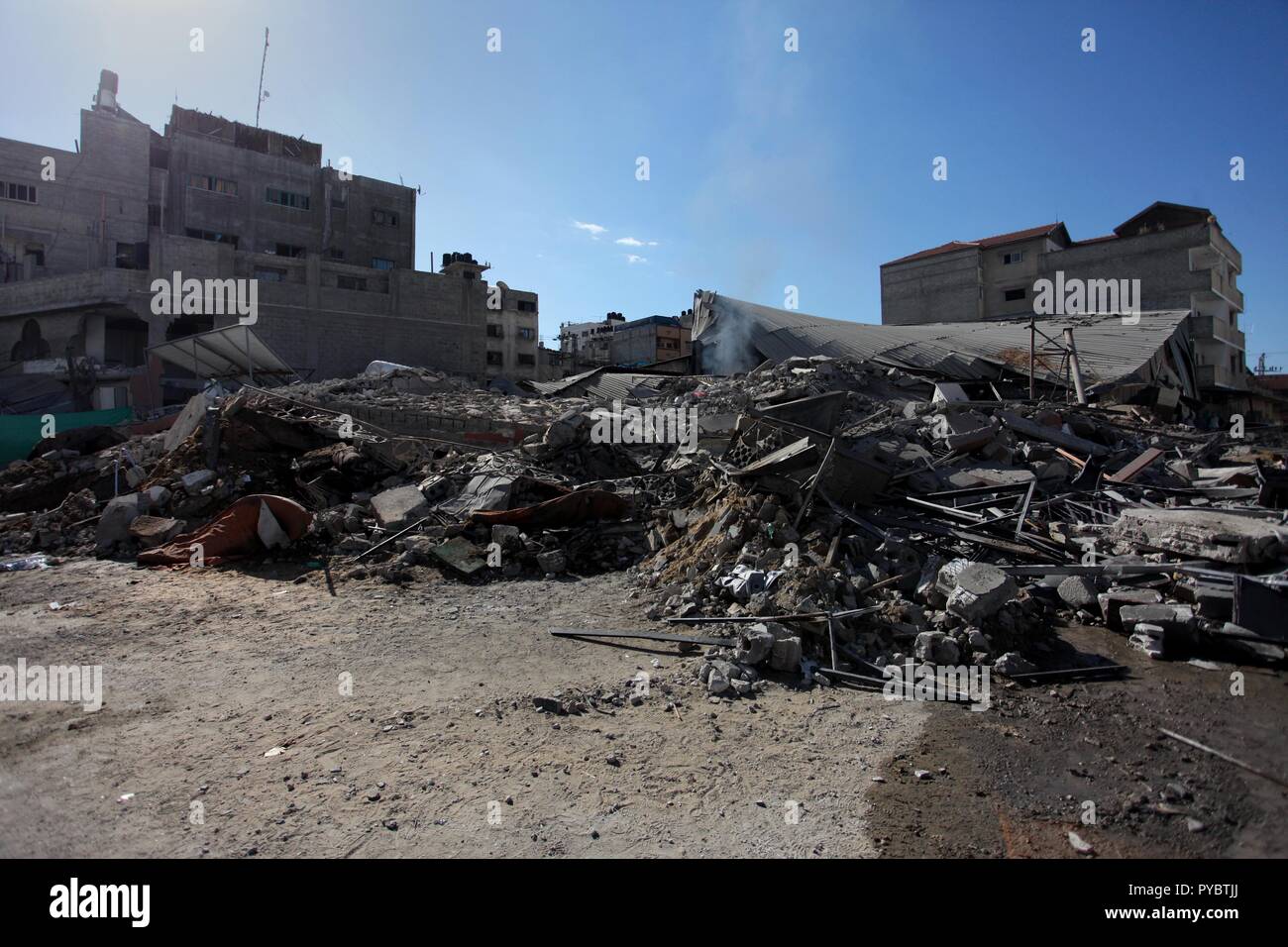 La città di Gaza, Striscia di Gaza, Territori palestinesi. 27 ott 2018. Una foto scattata in ottobre 27, 2018 mostra le macerie di un edificio a seguito di un attacco aereo israeliano su Gaza City il 27 ottobre 2018. Una raffica di razzi da Gaza ha colpito Israele durante la notte, l'esercito israeliano ha detto il 27 ottobre con Israele rispondendo con decine di scioperi in un flareup che potrebbe compromettere gli sforzi di tregua. Il razzo fuoco ha cominciato tardi il giorno prima, appena poche ore dopo cinque palestinesi sono stati uccisi durante il rinnovato scontri di confine Gaza-Israeli Credito: Mahmoud Ajjour APA/images/ZUMA filo/Alamy Live News Foto Stock