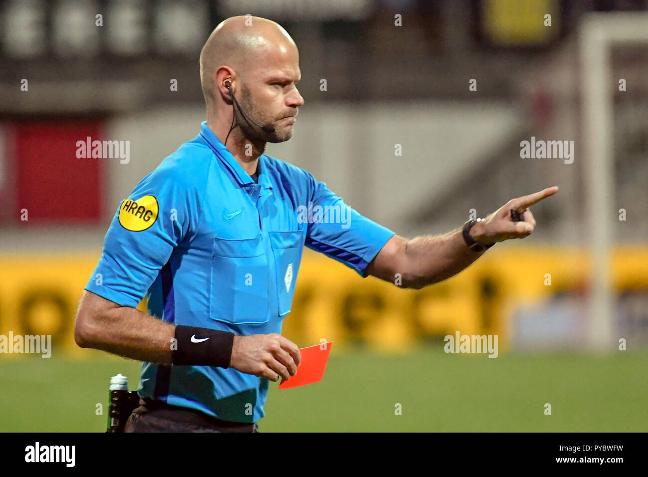 Venlo, Paesi Bassi 26 ottobre 2018 Soccer FC Emmen v VVV Venlo Eredivisie seizoen 2018-2019 arbitro Dieperink con il rosso della carta di credito: arancione foto/Alamy Live News Foto Stock