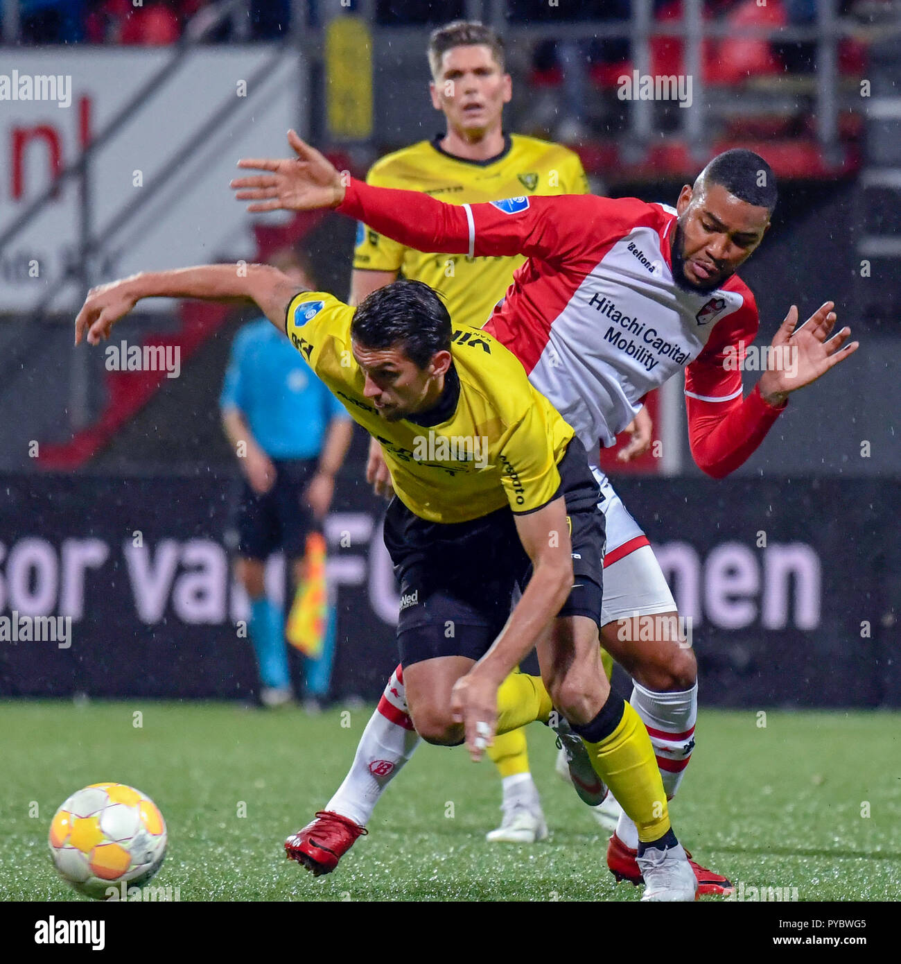 Venlo, Paesi Bassi 26 ottobre 2018 Soccer FC Emmen v VVV Venlo Eredivisie seizoen 2018-2019 L Christian Kum di VVV , r di Jafar Arias di FC Emmen Credit: arancione foto/Alamy Live News Foto Stock