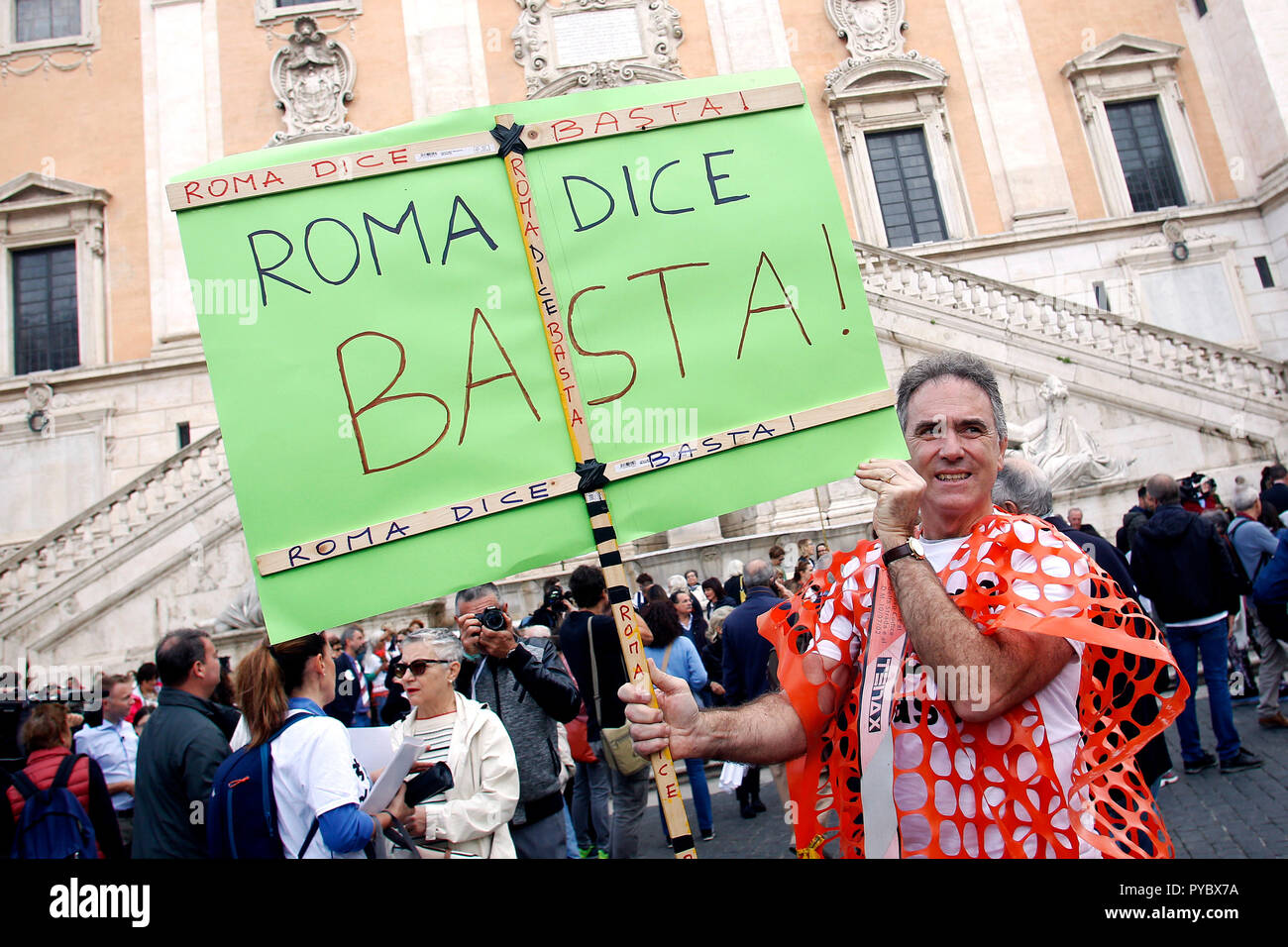 Roma, Italia. 27 ott 2018. Banner Roma dice stop Roma 27 ottobre 2018. Piazza del Campidoglio. Dimostrazione di cittadini romani contro il sindaco e contro il deterioramento e gli enormi problemi che sono stati che affligge Roma durante gli ultimi mesi, come spazzatura, incuria ed enormi e fori di pericolose per le strade. Il sit-in è stato organizzato da 6 donne che ha creato il movimento "Roma dice Stop'. Foto di Samantha Zucchi Insidefoto Credito: insidefoto srl/Alamy Live News Foto Stock
