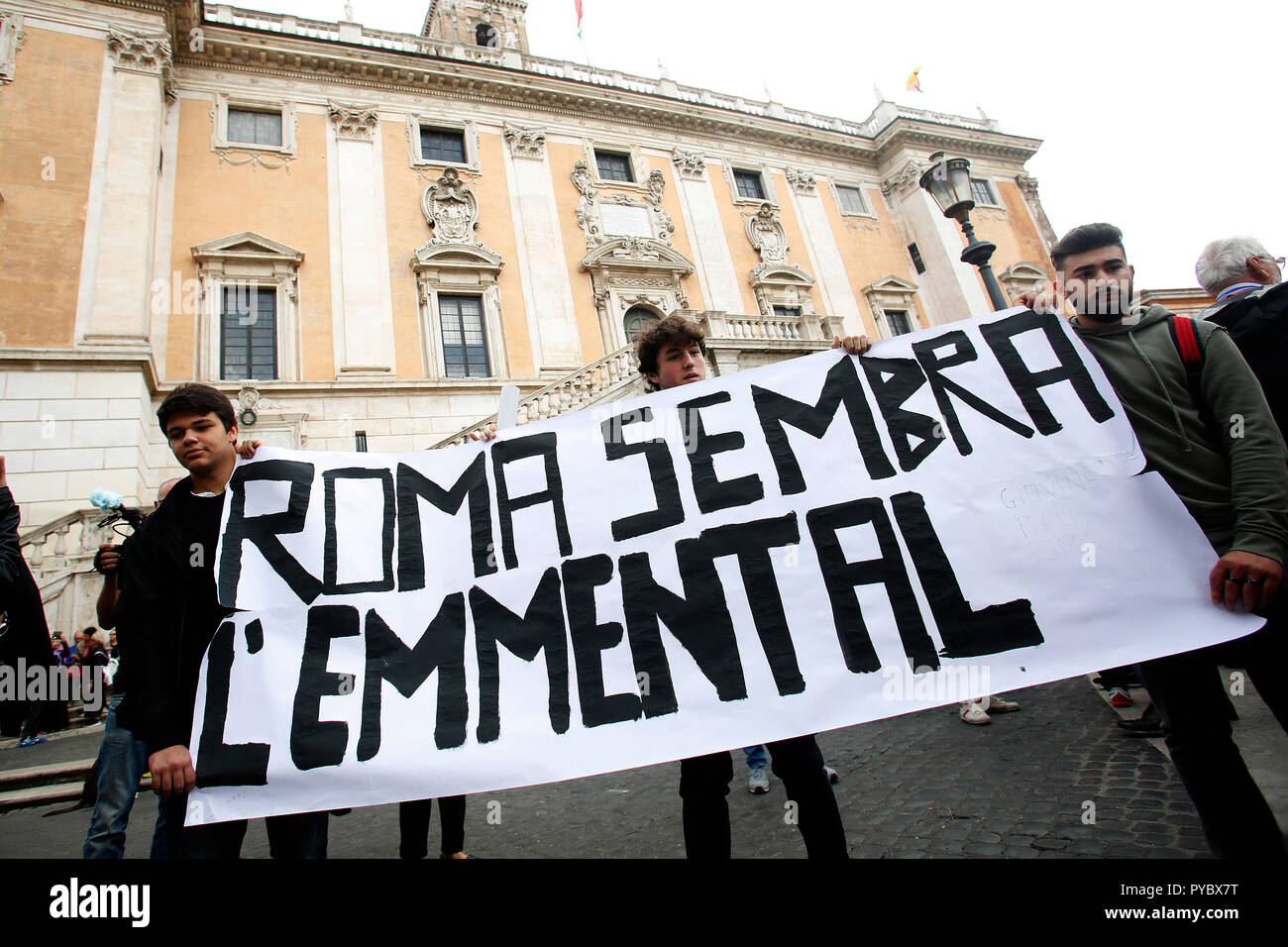 Roma, Italia. 27 ott 2018. Banner Roma sembra formaggio emmenthal Roma 27 ottobre 2018. Piazza del Campidoglio. Dimostrazione di cittadini romani contro il sindaco e contro il deterioramento e gli enormi problemi che sono stati che affligge Roma durante gli ultimi mesi, come spazzatura, incuria ed enormi e fori di pericolose per le strade. Il sit-in è stato organizzato da 6 donne che ha creato il movimento "Roma dice Stop'. Foto di Samantha Zucchi Insidefoto Credito: insidefoto srl/Alamy Live News Foto Stock