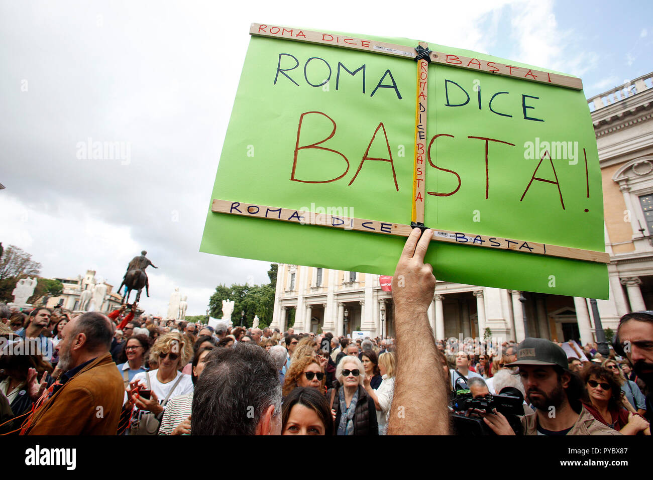 Roma, Italia. 27 ott 2018. Banner Roma dice stop Roma 27 ottobre 2018. Piazza del Campidoglio. Dimostrazione di cittadini romani contro il sindaco e contro il deterioramento e gli enormi problemi che sono stati che affligge Roma durante gli ultimi mesi, come spazzatura, incuria ed enormi e fori di pericolose per le strade. Il sit-in è stato organizzato da 6 donne che ha creato il movimento "Roma dice Stop'. Foto di Samantha Zucchi Insidefoto Credito: insidefoto srl/Alamy Live News Foto Stock