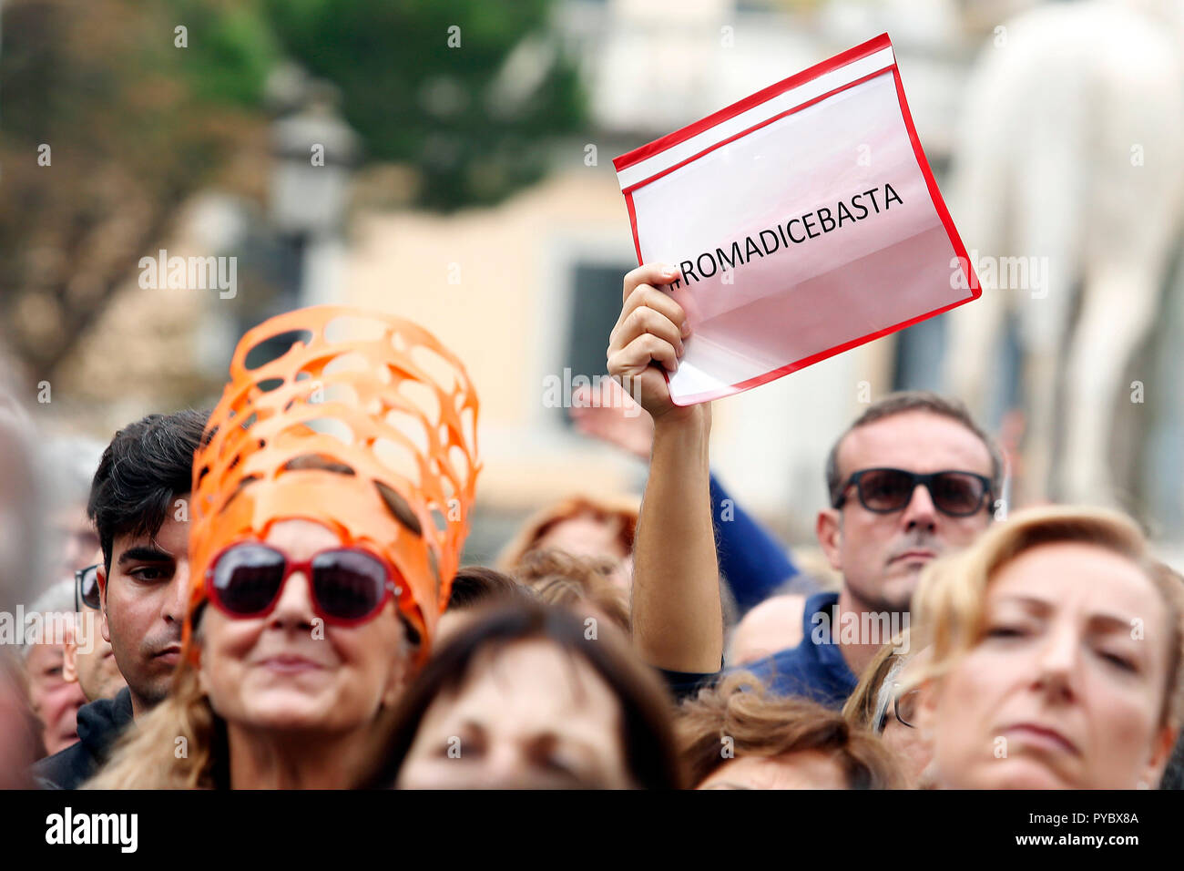 Roma, Italia. 27 ott 2018. Banner Roma dice stop Roma 27 ottobre 2018. Piazza del Campidoglio. Dimostrazione di cittadini romani contro il sindaco e contro il deterioramento e gli enormi problemi che sono stati che affligge Roma durante gli ultimi mesi, come spazzatura, incuria ed enormi e fori di pericolose per le strade. Il sit-in è stato organizzato da 6 donne che ha creato il movimento "Roma dice Stop'. Foto di Samantha Zucchi Insidefoto Credito: insidefoto srl/Alamy Live News Foto Stock