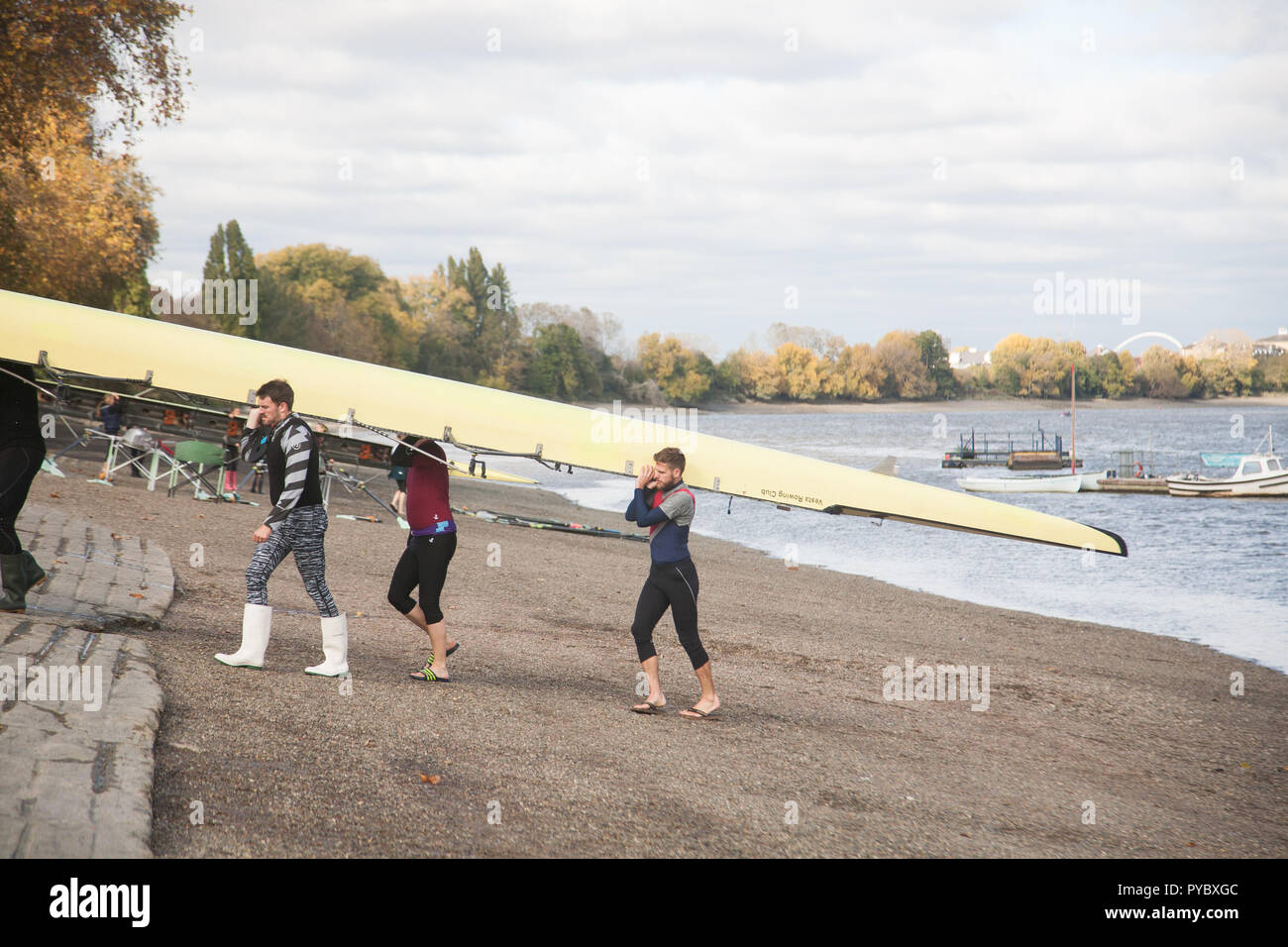 Londra REGNO UNITO. Il 27 ottobre 2018. I rematori di prendere per il fiume Tamigi a Putney su un soleggiato e il giorno a Londra come aria fredda dall'Artico è impostato per portare condizioni di ghiaccio in tutto il Regno Unito questo weekend Credito: amer ghazzal/Alamy Live News Foto Stock