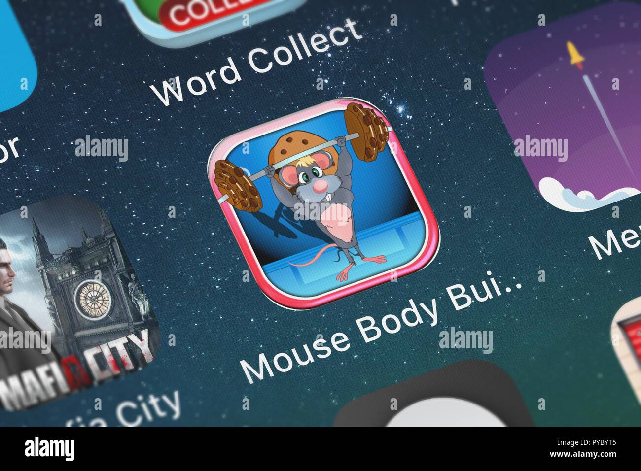 London, Regno Unito - 26 Ottobre 2018: Close-up shot del Mouse Body Building Cookie al cioccolato libera di sollevamento mobile app dal Mobile uTappz amb Foto Stock