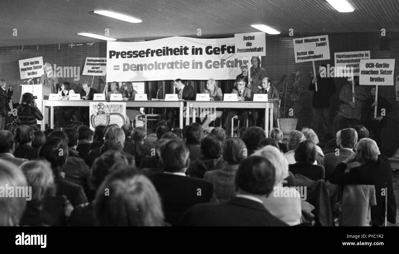 Diverse centinaia di giornalisti e collaboratori dei giornali (WAZ Westdeutsche Allgemeine Zeitung) e NRZ (Neue Ruhr-Zeitung) sono scesi in piazza a Essen il 27 ottobre 1975 la preoccupazione per i loro posti di lavoro e la libertà di stampa. | Utilizzo di tutto il mondo Foto Stock