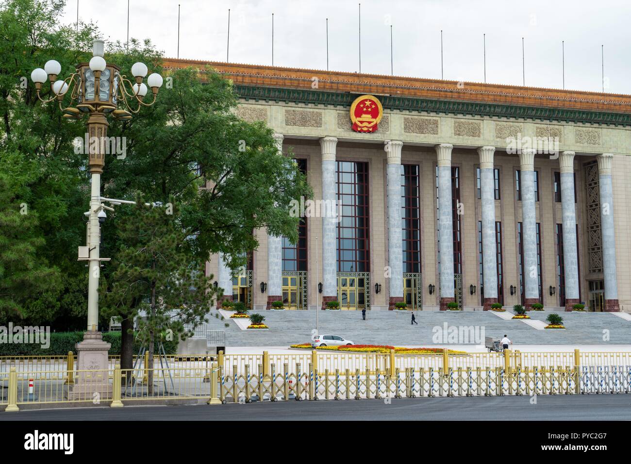 Cina: vista frontale della Grande Sala del Popolo a Piazza Tiananmen a Pechino. L'edificio è la sede per il Congresso Nazionale del Popolo, il più grande parlamento al mondo. Foto da 17. Settembre 2018. | Utilizzo di tutto il mondo Foto Stock