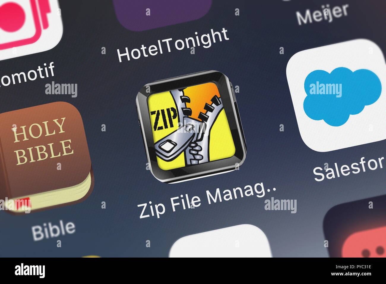 London, Regno Unito - 26 Ottobre 2018: screenshot del File Zip manager HD per iPad App Mobile da Pop-ok.com icona su un iPhone. Foto Stock
