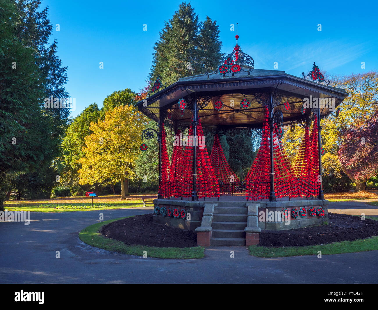 Papaveri adornano il bandstand nei giardini del centro termale marcatura 100 anni dopo la fine della Prima Guerra Mondiale lo Yorkshire Ripon Inghilterra Foto Stock