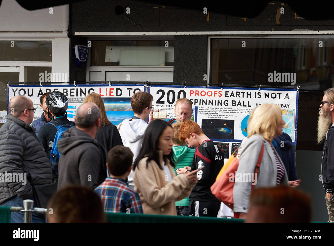 Membri della terra piatta società poster display (che pretendono di mostrare la terra non è una sfera di filatura) nel centro della città di Cambridge, Inghilterra. Foto Stock