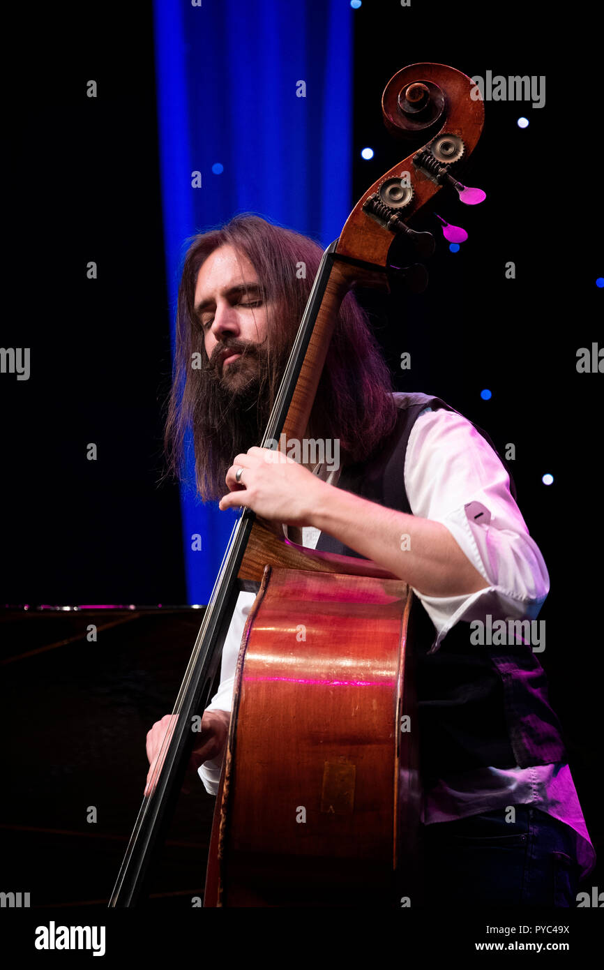 Matt Ridley assolo al contrabbasso con il suo quartetto, Scarborough Jazz Festival 2018 Foto Stock