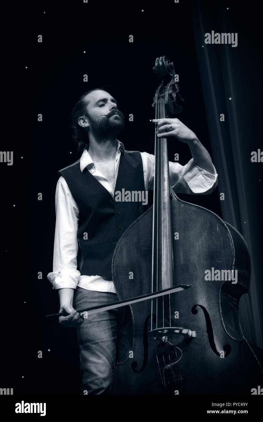 Matt Ridley assolo al contrabbasso con il suo quartetto, Scarborough Jazz Festival 2018 Foto Stock